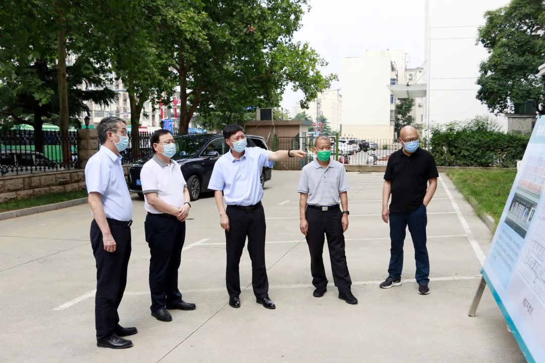 郑州市政协副主席、卫生健康委党组书记王万鹏到郑州市中医院调研工作